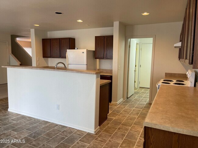 Building Photo - 800 E Cowboy Cove Trail