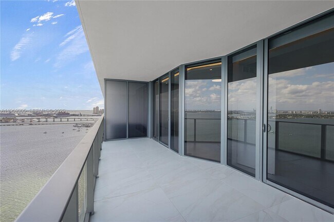 Building Photo - 700 NE 24th St