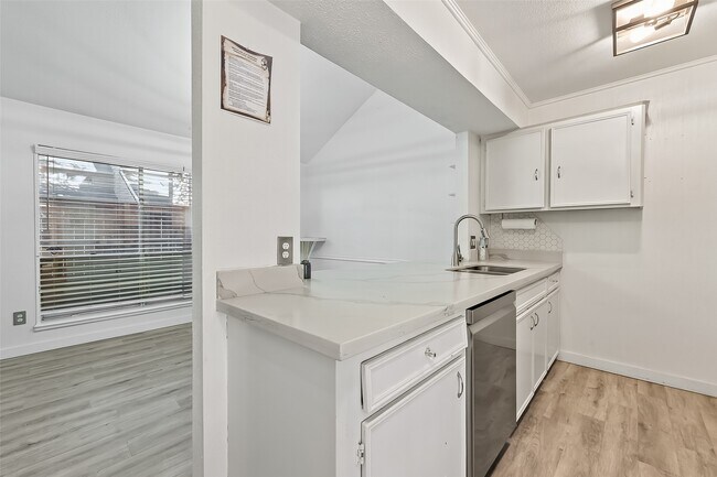 Building Photo - 13925 Hollowgreen Dr