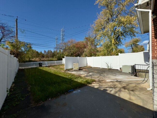 Building Photo - Charming 3 Bedroom/2 Bathroom Townhome in Rosedale, MD!