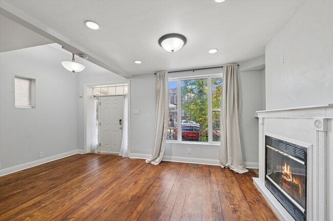 Building Photo - 1426 N Avers Ave