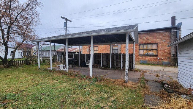 Building Photo - 3 Bed 1 Bath Home with Garage