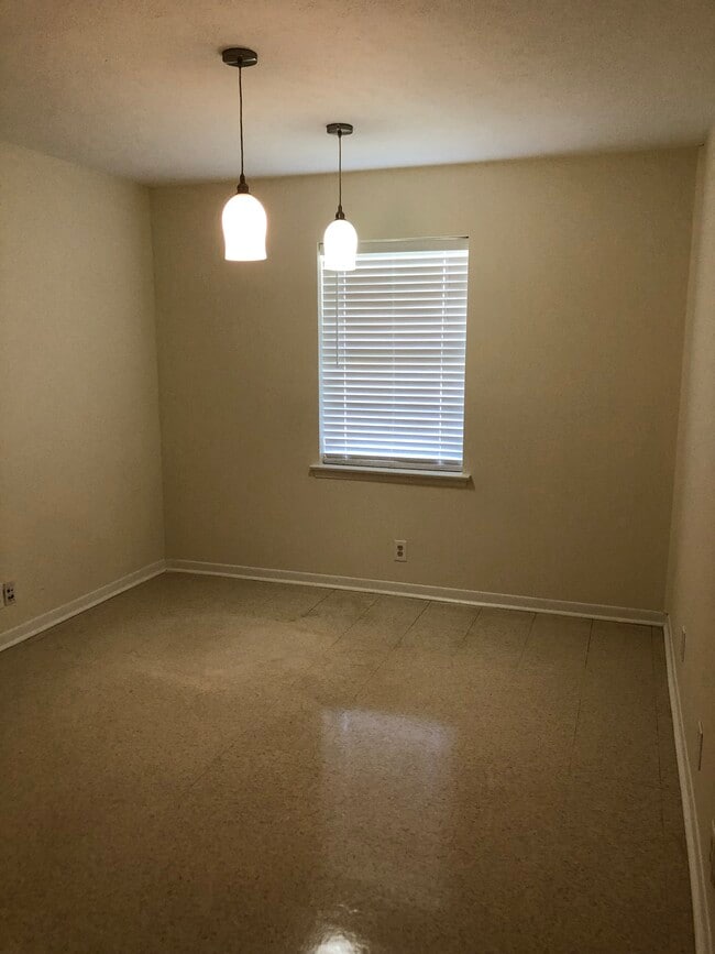 Building Photo - 241 N Murphy Rd