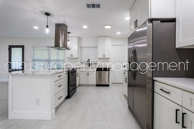Building Photo - Impeccable, Fully Remodeled 3/2 with Huge Bonus Room Convenient to UCF!