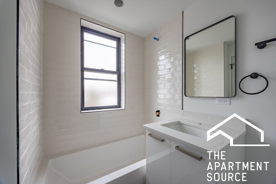 Building Photo - 4410 N Greenview Ave