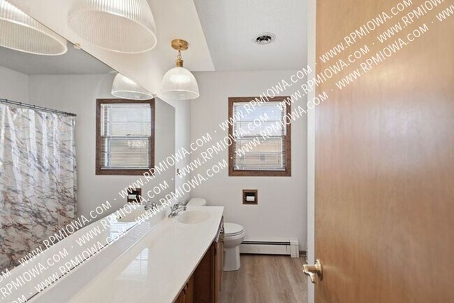 Building Photo - 402 S Clark Ave