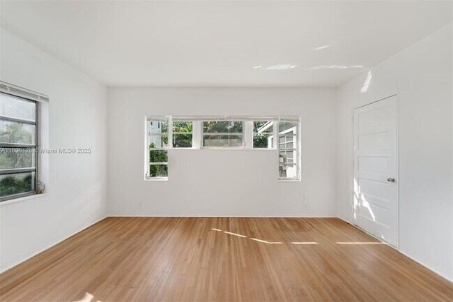 Building Photo - 520 W 51st Terrace