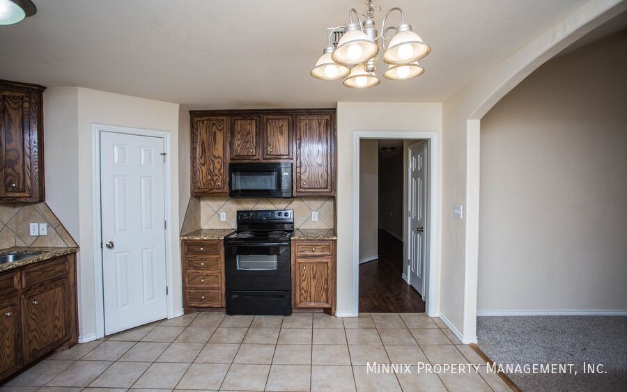 Building Photo - 9910 Weatherford Ave