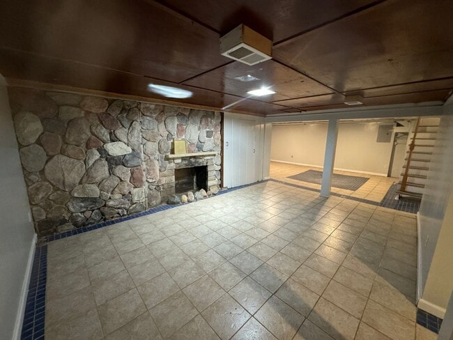 Building Photo - 3 bedroom, 2 bath House with 2 car detached garage