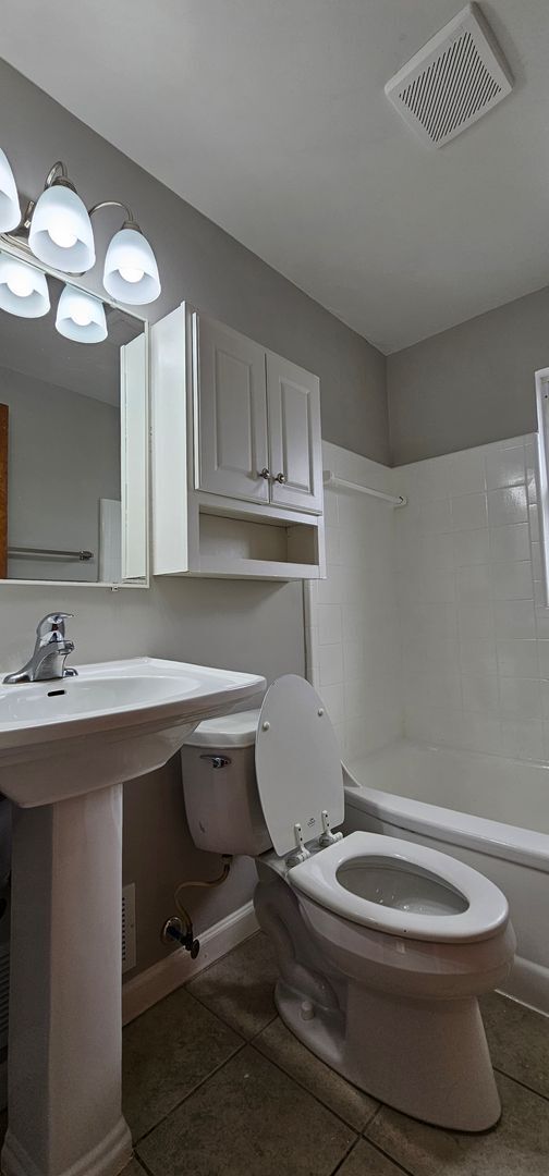 Building Photo - Spacious Townhome in Dayton’s Belmont Area...