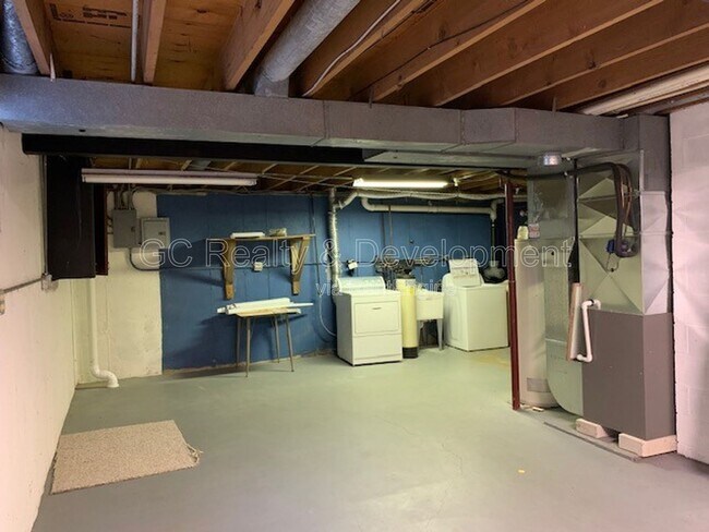 Building Photo - 87 W Surrey Ln