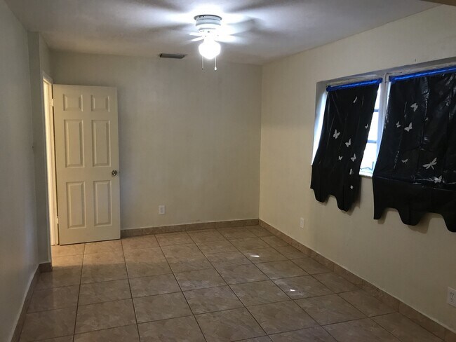 Building Photo - Large 5-2 house in Oakland Park