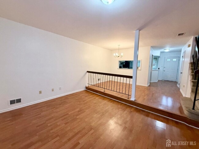 Building Photo - 405 Maplecrest Rd