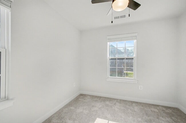 Building Photo - **Special Move-in Offer**  $500 off of the first month's rent.  Exceptional 3-Level Corner Unit T...