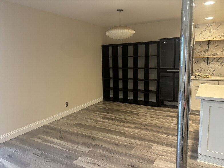 Building Photo - 2032 E Bermuda St