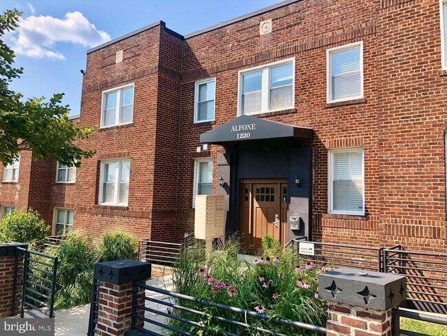 Building Photo - 1220 Holbrook Terrace NE