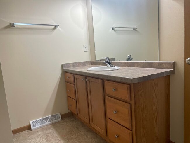 Building Photo - 2635 Parkfield Dr