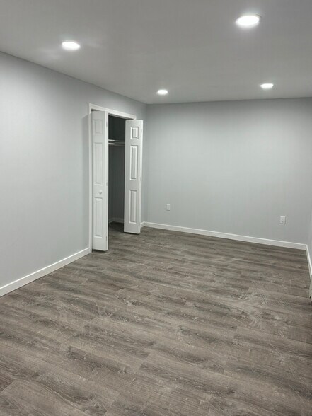 Building Photo - 533 W State St