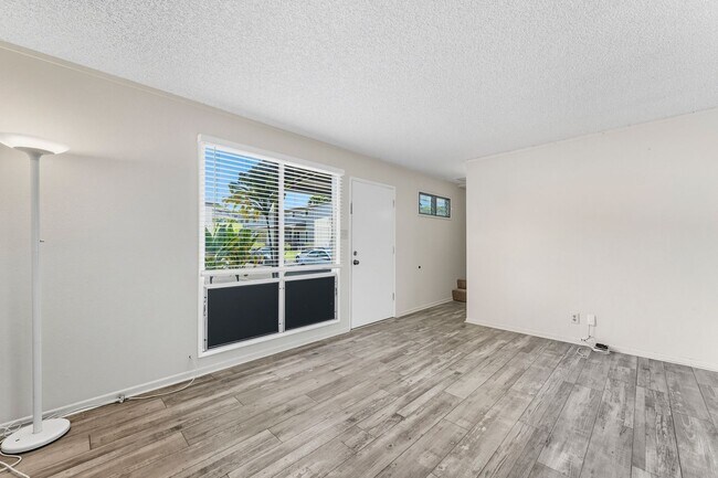 Building Photo - Townhouse with 3 bedrooms / 1.5 bathrooms ...