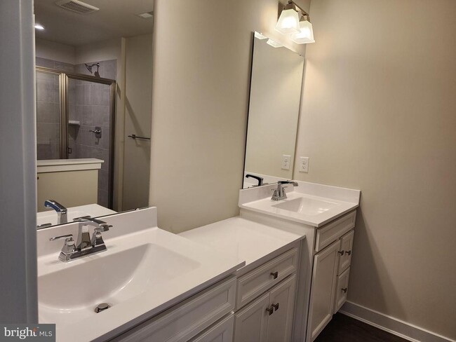 Building Photo - 321 E Cochran St