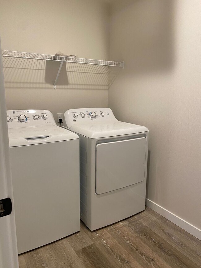 Building Photo - Modern 3 Bedroom, 3 Bath Townhome with 2-Car Garage! Move in today pay no rent till 1/1/2025