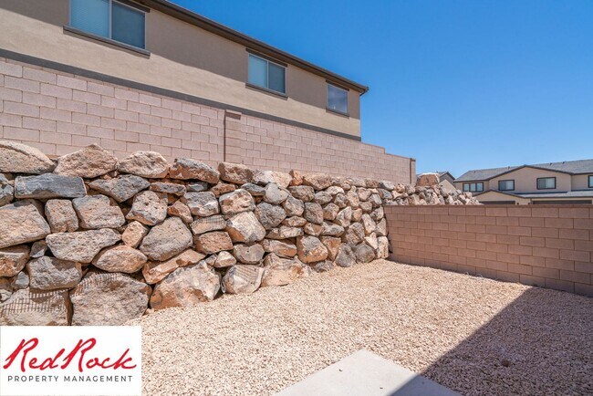 Building Photo - 4 Bedroom, 2.5 Bathroom Townhome in Hurric...