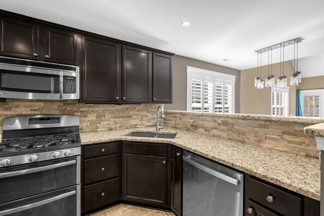 Building Photo - 3 Bedroom, 2 1/2 Bathroom End Unit Townhome in Greensboro