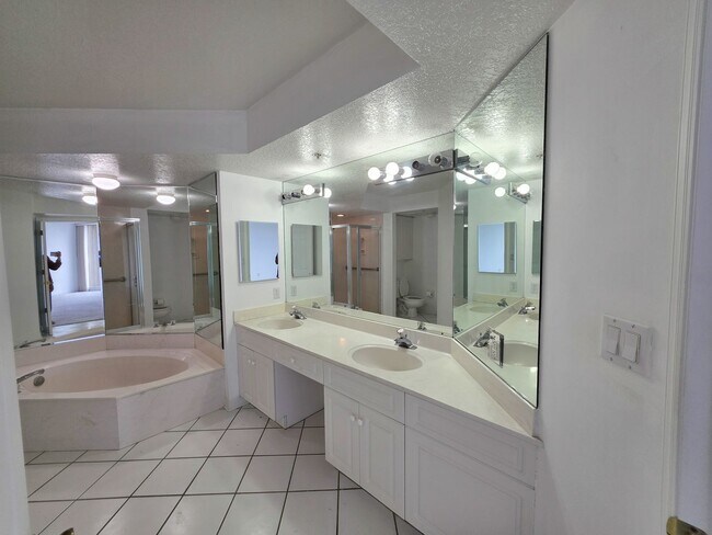 Building Photo - Beautiful Annual 7th floor Condo with Stunning Ocean Views 3/2