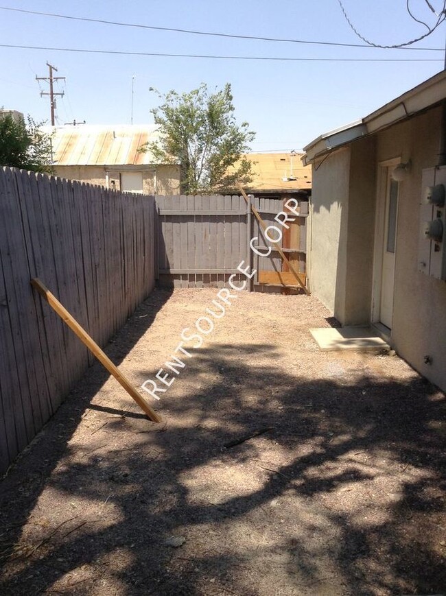 Building Photo - 2 Bedroom Condo For Rent in Barstow