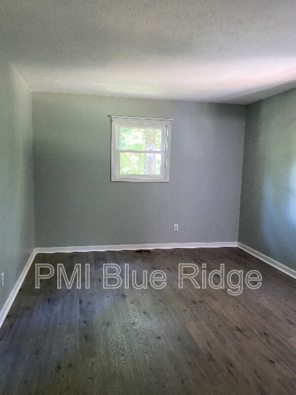 Building Photo - 325 Comet Dr