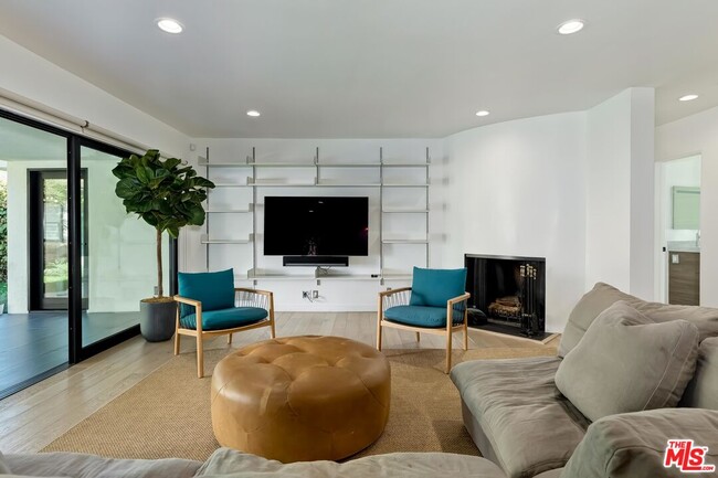 Building Photo - 2400 Glendower Ave