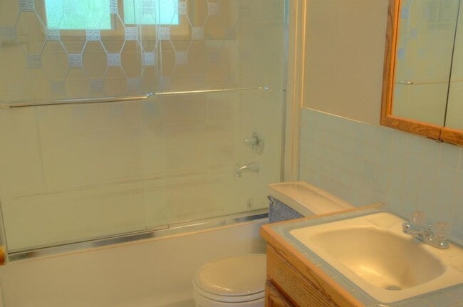 Building Photo - Spacious Renton Rambler w/ a HUGE Backyard!