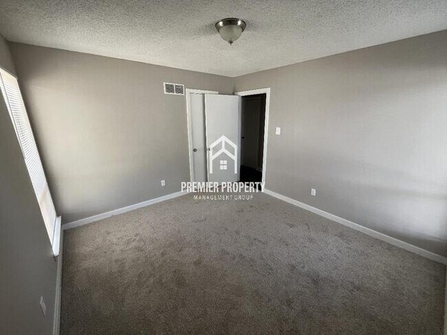 Building Photo - 3357 E Oak Side Dr