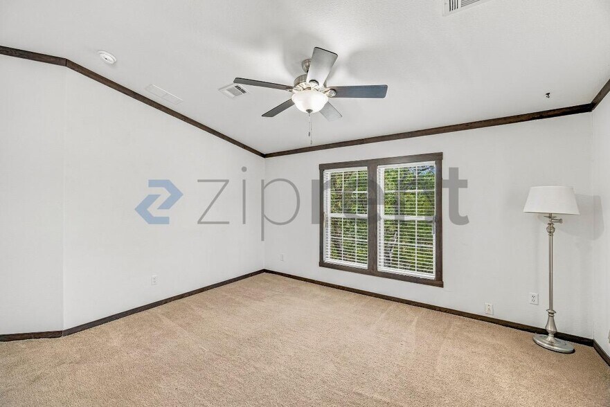 Building Photo - Unit