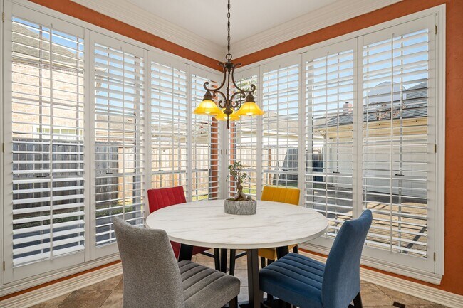 Building Photo - 5007 Cambridge St