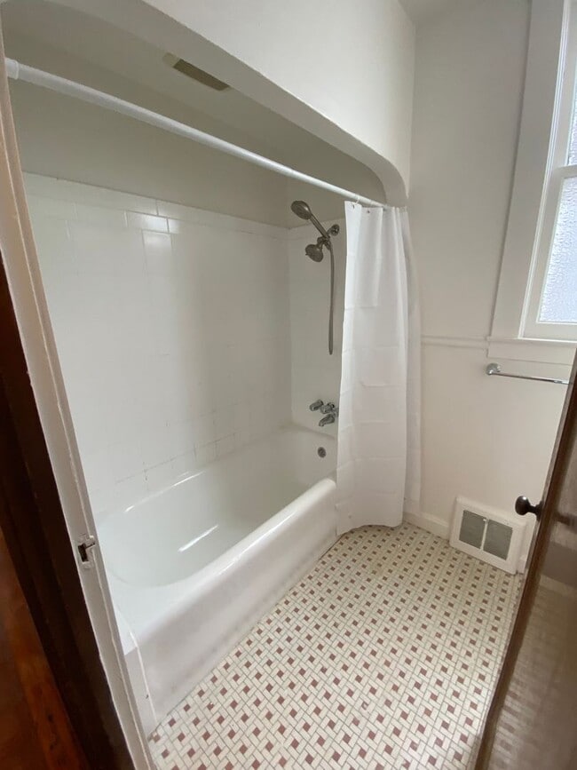 Building Photo - Epic REA - Spacious Light-filled Corner House 4BD/ 2BA