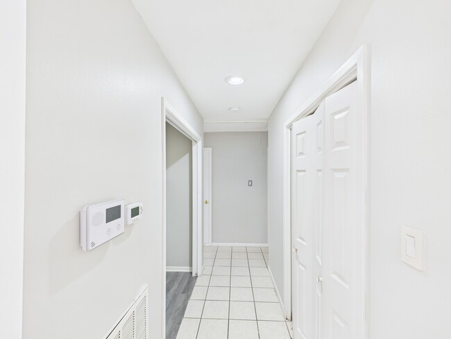 Building Photo - 7611 Hopewell Ln