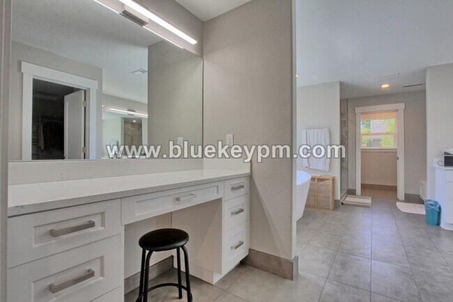 Building Photo - 3 Bed, 2.5 Baths Luxury Home Located Near ...