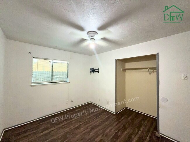 Building Photo - 3-Bedroom Home with Fireplace, Covered Patio & Large Fenced Backyard