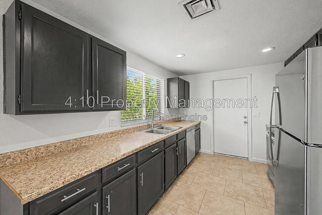 Building Photo - 2104 N Comanche Dr