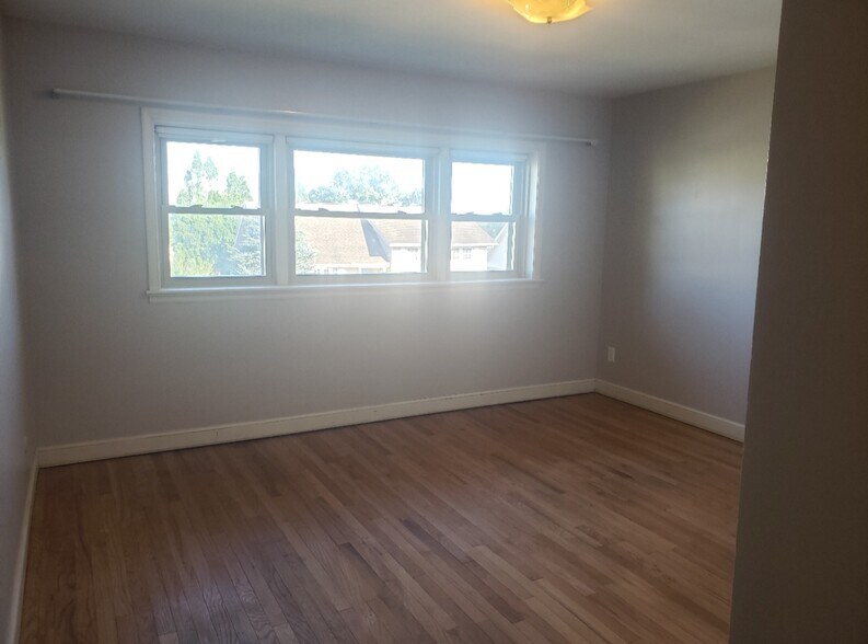 Building Photo - 2406 Lasalle Dr