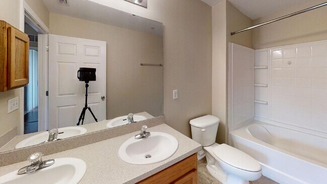Building Photo - Beautiful and spacious two bedroom two bat...