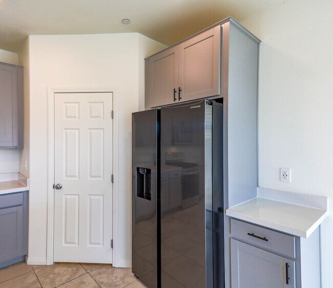 Building Photo - INSPIRADA BEAUTY WITH BED AND FULL BATH ON 1ST FLOOR