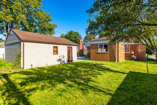 Building Photo - 2087 Allard Ave