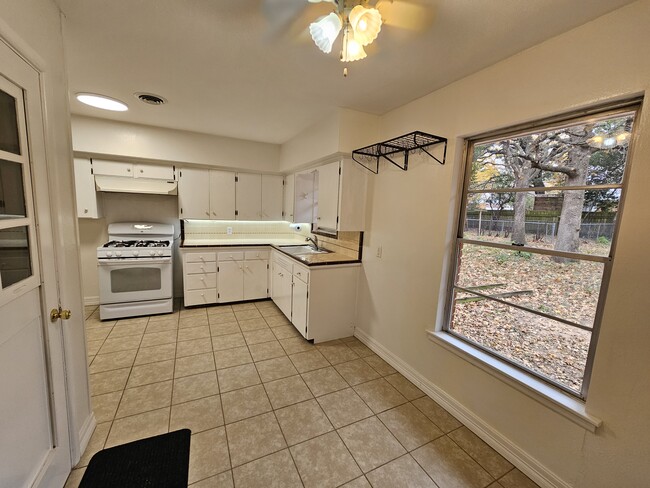 Building Photo - 2603 Robinwood Ln