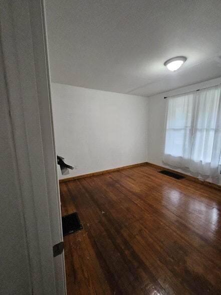 Building Photo - 3209 Saratoga Ave