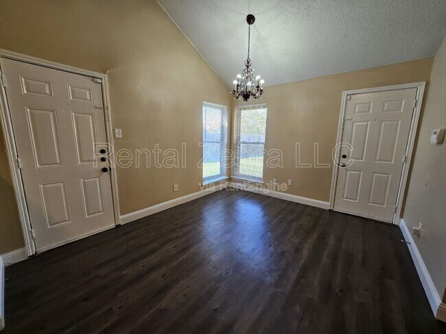 Building Photo - 1405 Paintbrush St