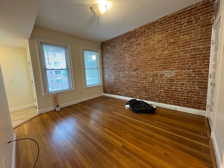 Primary Photo - 60 Ashford St