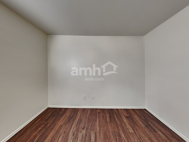 Building Photo - 6939 S Creek Run Ave