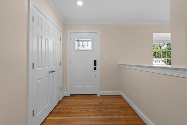 Building Photo - 3 Bed 2.5 Bath - Bethesda Split Level Single Family - Move In Ready